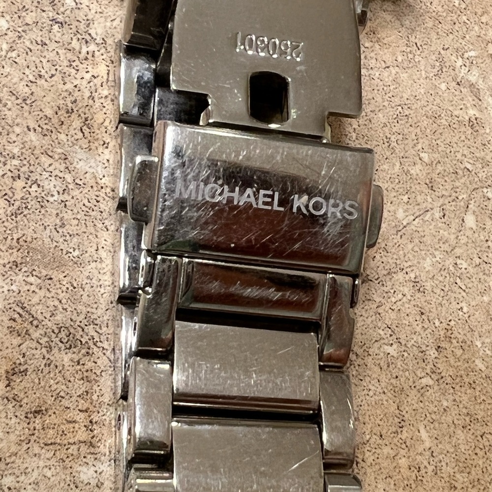 Michael Kors woman’s oversized watch - Picture 4 of 7